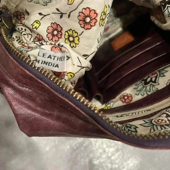 VTG LATICO USA Cherry Red  Distressed Leather Shoulder Hobo Tote Handbag - Picture 10 of 10